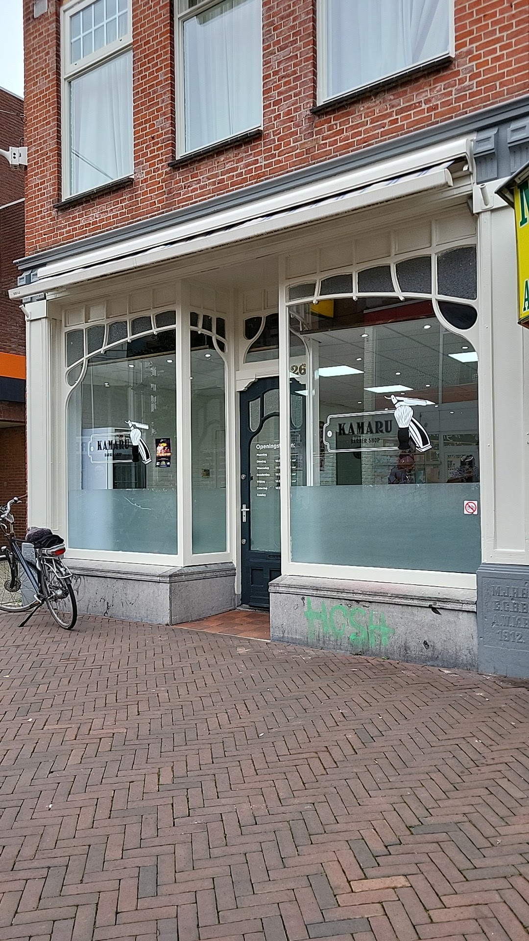 De ingang van Kamaru Barber aan de winkelstraat De Heurne